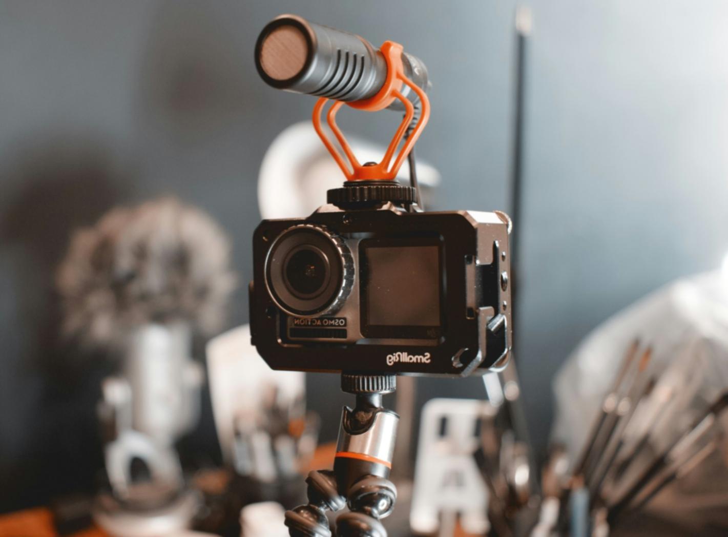 Équipe en formation de montage vidéo dans un environnement professionnel moderne